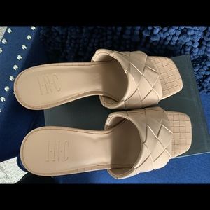 Cute on tend sandals. Nude color is gorgeous. Comfy and stylish.